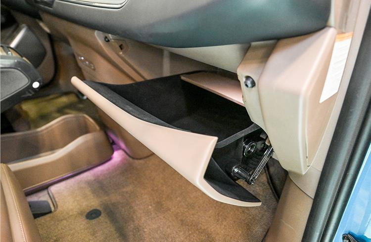 Experience Unmatched Convenience with the Kia EV9’s Parabolic Motion Glovebox